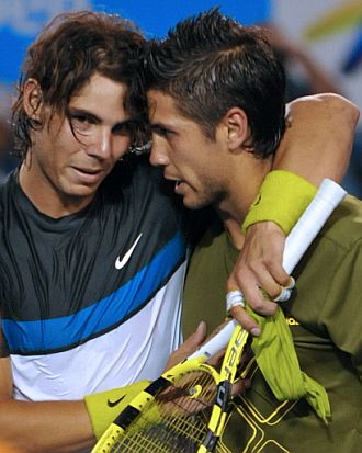 Rafa Nadal y Verdasco se abrazan tras acabar la semifinal del Open de Australia 2009.