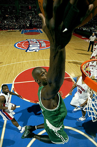 Kevin Garnett vuela sobre el aro de los Pistons.