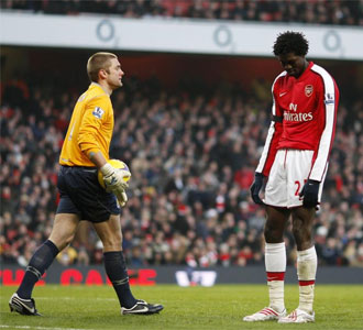 Emmanuel Adebayor se lamenta de una ocasin ante el West Ham.