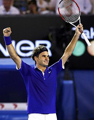 Roger Federer celebra con los brazos en alto el pase a la final del Open de Australia 2009.