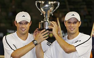 Mike y Bob Bryan posan con el trofeo de campeones del dobles masculino en el Open de Australia 2009.