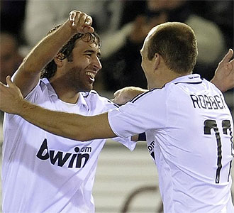 Raúl y Robben celebran el tanto del capitán en Los Pajaritos
