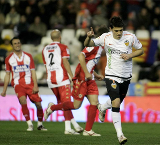 David Villa celebra el primero de sus goles contra el Almera