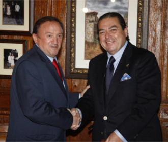 Boluda saluda al presidente del Numancia, Francisco Rubio.
