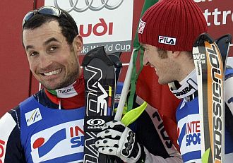 Los italianos Giorgo Rocca (izquierda) y Manfred Moelgg (derecha) triunfaron en Garmisch