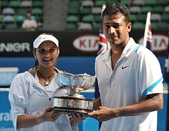 Sania Mirza y Mahesh Bhupathi posan con la copa de campeones del dobles mixto en el Open de Australia 2009.