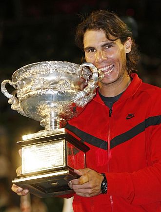 Rafa Nadal posa con el trofeo que le otorga como campeón del Open de Australia.