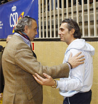 José Luis Sáez charla con Sergio Scariolo.