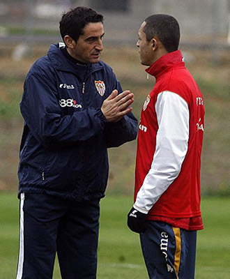 Manolo Jimnez da instrucciones a Adriano en un entrenamiento