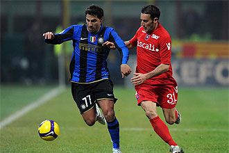 Ricardo Quaresma pugna por un baln con un jugador del Cagliari durante un partido del Inter