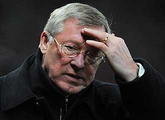 Alex Ferguson hace un gesto de preocupacin durante un partido del Manchester