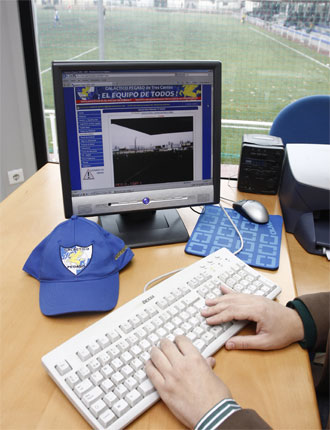 En el ordenador puede verse la web del Galctico Pegaso, en la que tienen protagonismo los socios gestores