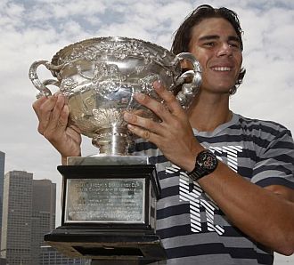 Rafa Nadal posa con el trofeo del Open de Australia