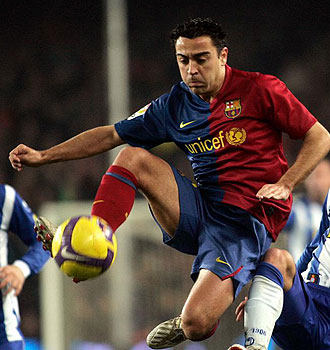Xavi Hernández se lleva un balón ante un jugador del Espanyol en el partido de Copa del Rey jugado la pasada semana en el Camp Nou