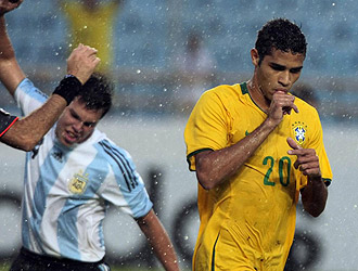 Kardec celebra su tanto en la victoria de Brasil ante la desesperacin de un futbolista argentino.