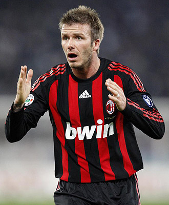 David Beckham protesta una decisin arbitral como futbolista del Milan.