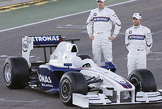 Robert Kubica y Nick Heidfeld (derecha) posan durante la presentacin del nuevo BMW-Sauber.