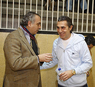 Pepe S�ez departe con Sergio Scariolo durante un acto.