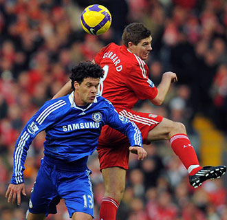 Michael Ballack y Steven Gerrard luchan por un baln areo en el Liverpool-Chelsea del pasado domingo en Anfield