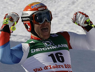 Didier Cuche celebra su victoria en el supergigante de Val d'Isere