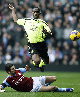 Carlos Cuéllar va a suelo para cortar un balón durante el Aston Villa - Wigan