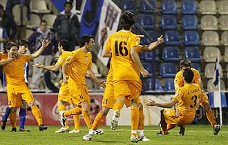 Los jugadores del Alicante celebran el gol de Catal en el derbi ante el Hrcules en el Rico Prez
