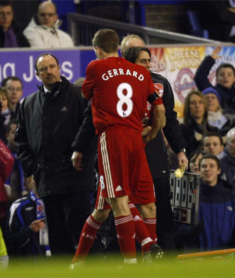Gerrard se retira lesionado y es sustituido por Benayoun