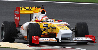 Fenando Alonso pilota su Renault R29 en el circuito del Algarve.
