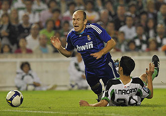 Robben cae ante Marcano en una acción del partido de la primera vuelta jugado en El Sardinero
