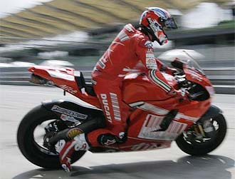 Casey Stoner sale de los boxes de Sepang a los mandos de su Ducati Desmosedici GP9