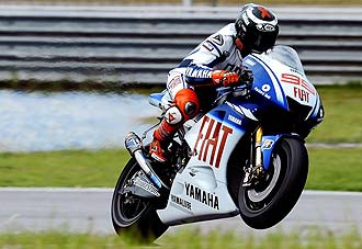 Jorge Lorenzo pilota la nueva Yamaha M1 en los entrenamientos de Sepang.