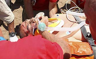 Cristóbal Guerrero es atendido por los servicios médicos del Dakar tras su accidente.