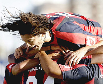 Los jugadores de San Lorenzo celebran la victoria ante Tigre en la primera jornada del Clausura argentino 2009