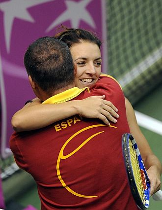Nuria Llagostera y Miguel Margets se abrazan tras una victoria en la Fed Cup ante la Repblica Checa en Brno.