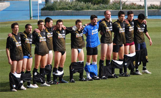 Los jugadores del Pegaso, en el centro del campo, con los pantalones bajados.