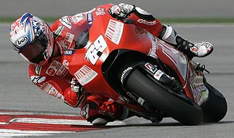 Nicky Hayden pilota su Ducati Desmosedici en los entrenamientos de Sepang.