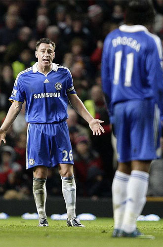 Terry pide explicaciones a Drogba durante un partido del Chelsea