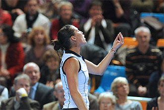 Flavia Pennetta protesta a la juez de silla en su partido de Fed Cup ante Amelie Mauresmo.