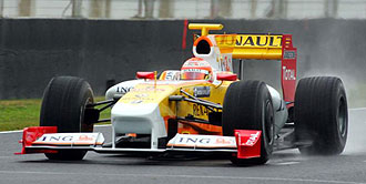 Nelson Piquet pilota el Renault R29 sobre el asfalto mojado del circuito de Jerez.