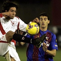 Roberto intenta controlar el baln frente al Sevilla Atltico