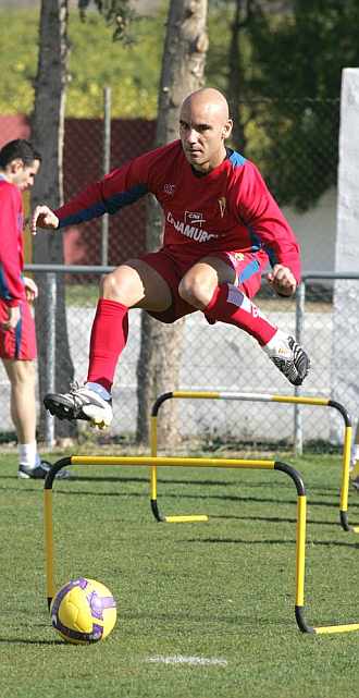 Movilla, durante un entrenamiento con el Murcia.