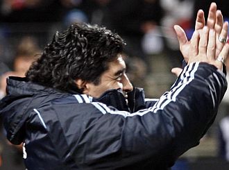 Maradona responde el aplauso de la grada de Marsella