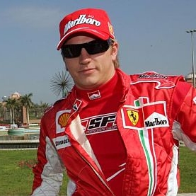Raikkonen posando con su mono de Ferrari