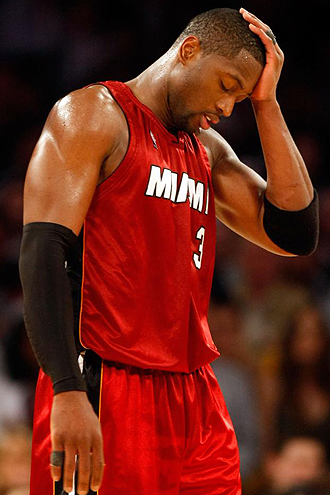 Dwayne Wade se lamenta durante un partido con los Heat