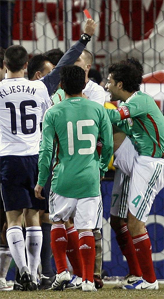 Momento en el que Rafa Márquez es expulsado con Mexico en el partido ante Estados Unidos