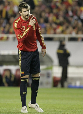 Gerard Piqué, en un momento del partido contra los ingleses