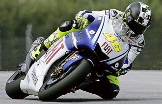 Valentino Rossi pilota su Yamaha en los entrenamientos de MotoGP de Sepang.