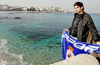 Lassad posa con una bandera del Depor ante Riazor
