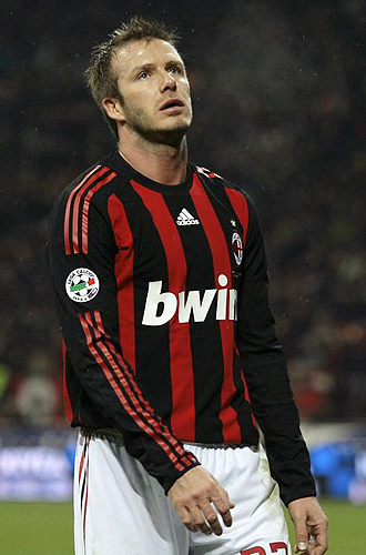 David Beckham se lamenta durante un partido con el Milan.