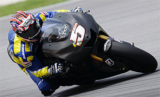 Colin Edwards pilota su Yamaha durante los entrenamientos de pretemporada de Sepang.